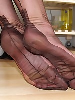 Babes-in-Nylons,The Ultimate Stockings , Heels , Leg Page